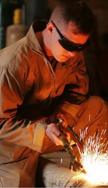 Ручная газовая резка металла. Авито вакансии газорезчика. Сварщик газорезчик. Авито вакансии газорезчика. Зп газорезчика.