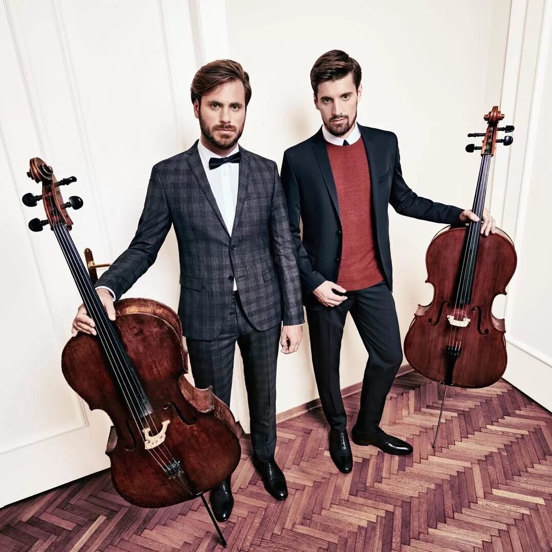 Дуэт виолончелистов. Группа 2cellos. Дуэт 2cellos. Дуэт виолончелистов 2cellos.