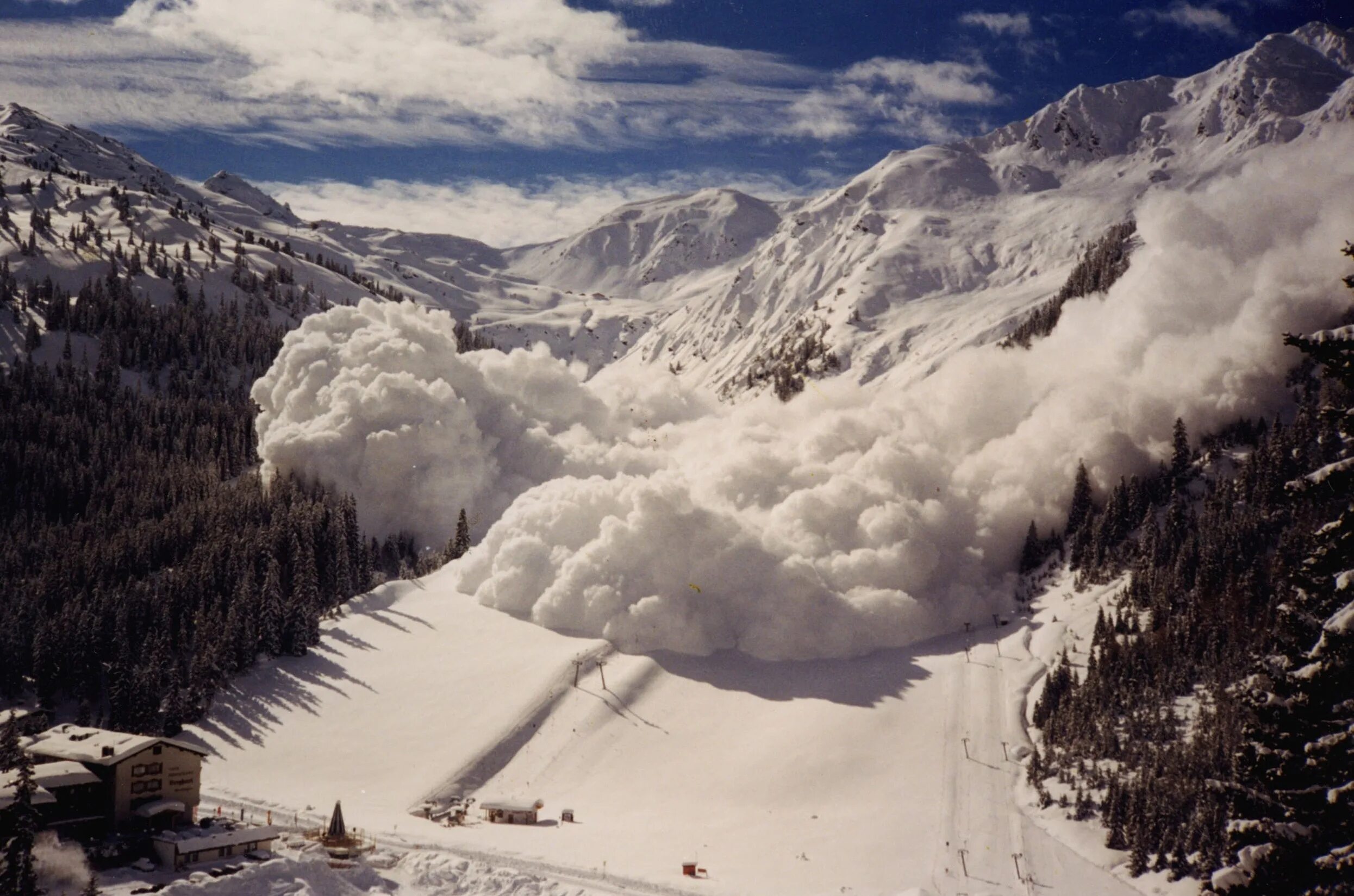 Как выглядит лавина. Лавина (снежная лавина). Снежные лавины лотковые. Снежная лавина в горах. Как выглядит лавина.