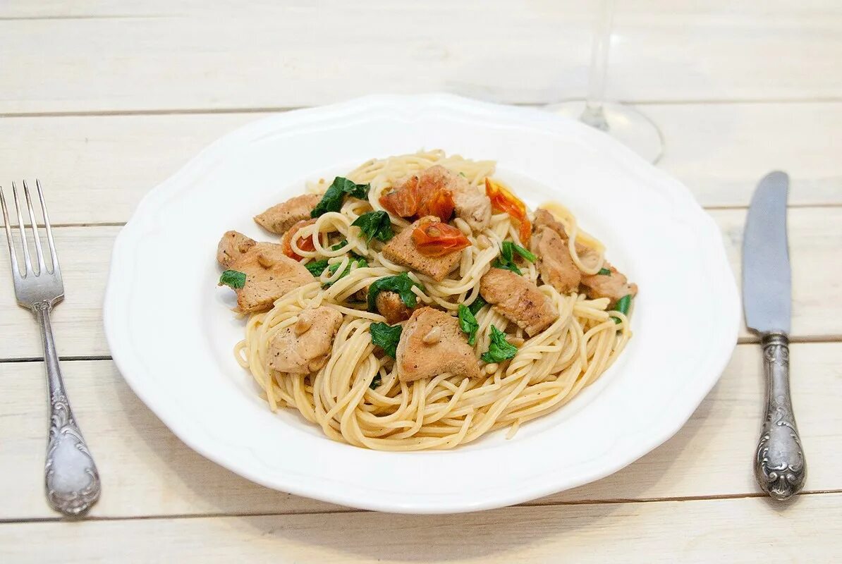 Спагетти с индейкой в сливочном соусе. Спагетти с индейкой и овощами. Паста с индейкой и овощами. Паста с индейкой и шпинатом.