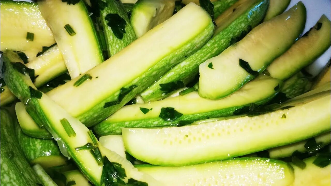 Нарезанные кольцами кабачки. Запеченные кабачки для диабетиков. Вареный кабачок. Нарезка кабачков. Кабачки с сыром и чесноком.