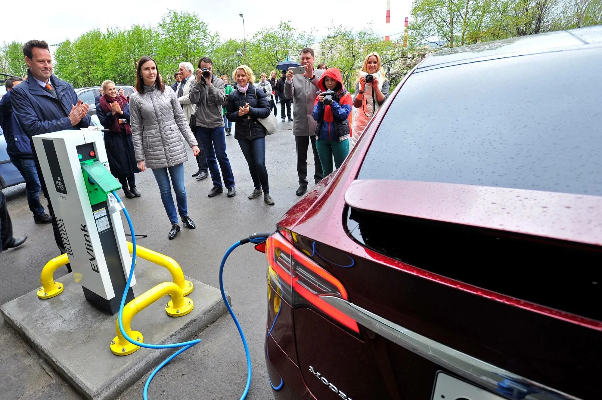 Автомобильная зарядная станция. Станция подзарядки электромобилей. Заправочные станции для электромобилей. Зарядка для электромобиля. Зарядные станции в россии