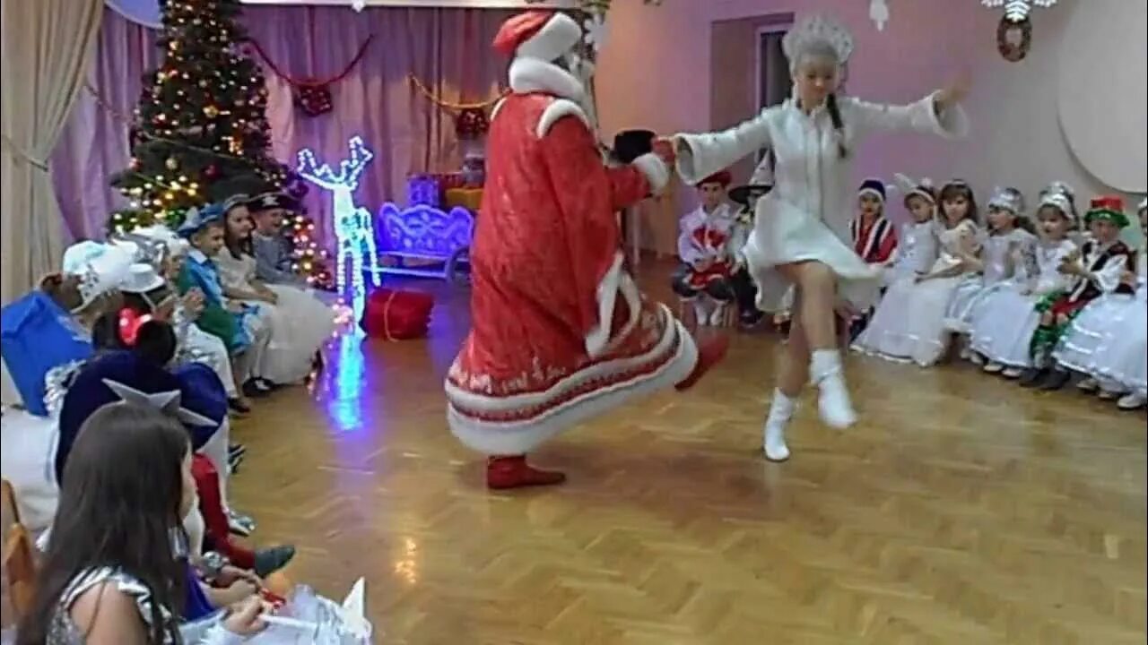 Дед мороз танцует в садике. Дед мороз танцует на утреннике в детском саду. Крутой танец деда мороза в детском саду. Дед мороз танцует на утреннике. Танец деда мороза на детском утреннике.