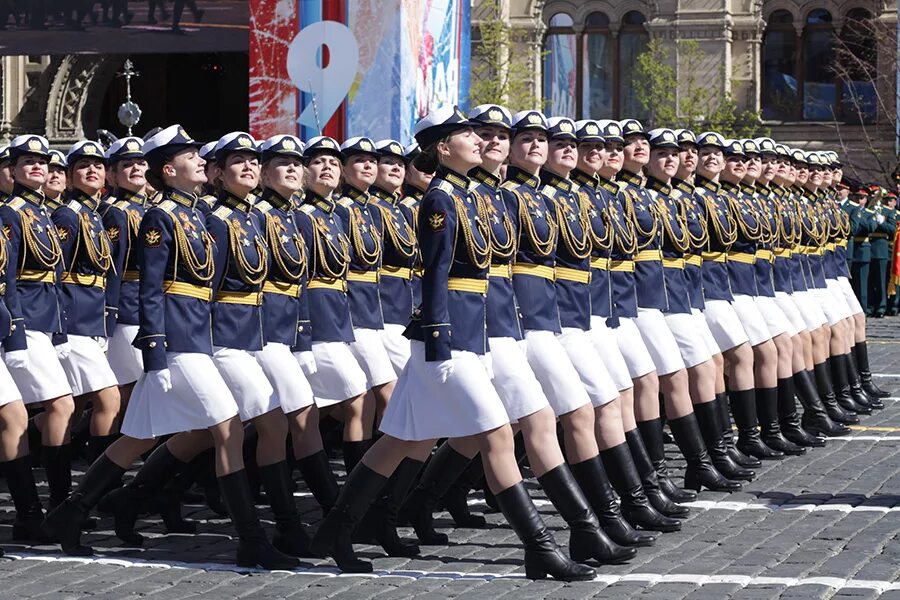 Женщины в строю все. Девушки на параде. Женщины в парадной военной форме. Девочка на параде победы. Женщины военнослужащие на параде.