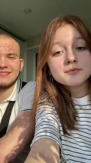 Ей 14 ему