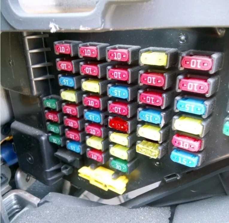 Блок предохранителей туксон 2007. Схема предохранителей hyundai tucson 2008. Схема предохранителей hyundai tucson 2008 года. Предохранители хундай туксоне. Схема предохранителей hyundai tucson 2019.