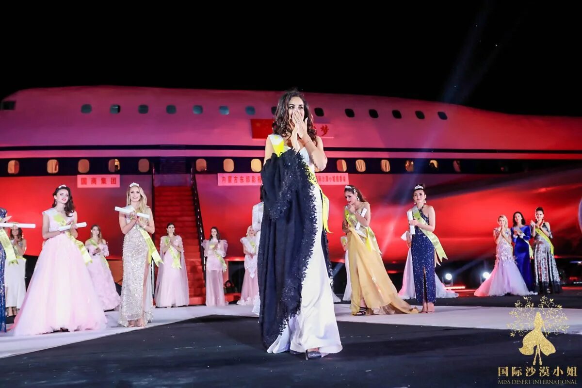 Девушка в пустыне. Desert miss the rain. Like the deserts miss the rain. And i miss you like the desert miss. Турист в пустыне.