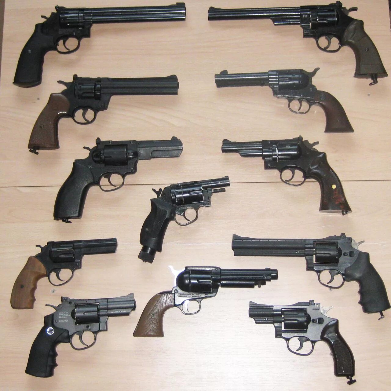 Явись оружие. Коллекция стрелкового оружия. Разновидности пистолетов. Коллекция револьверов. Коллекция пистолетов и револьверов.