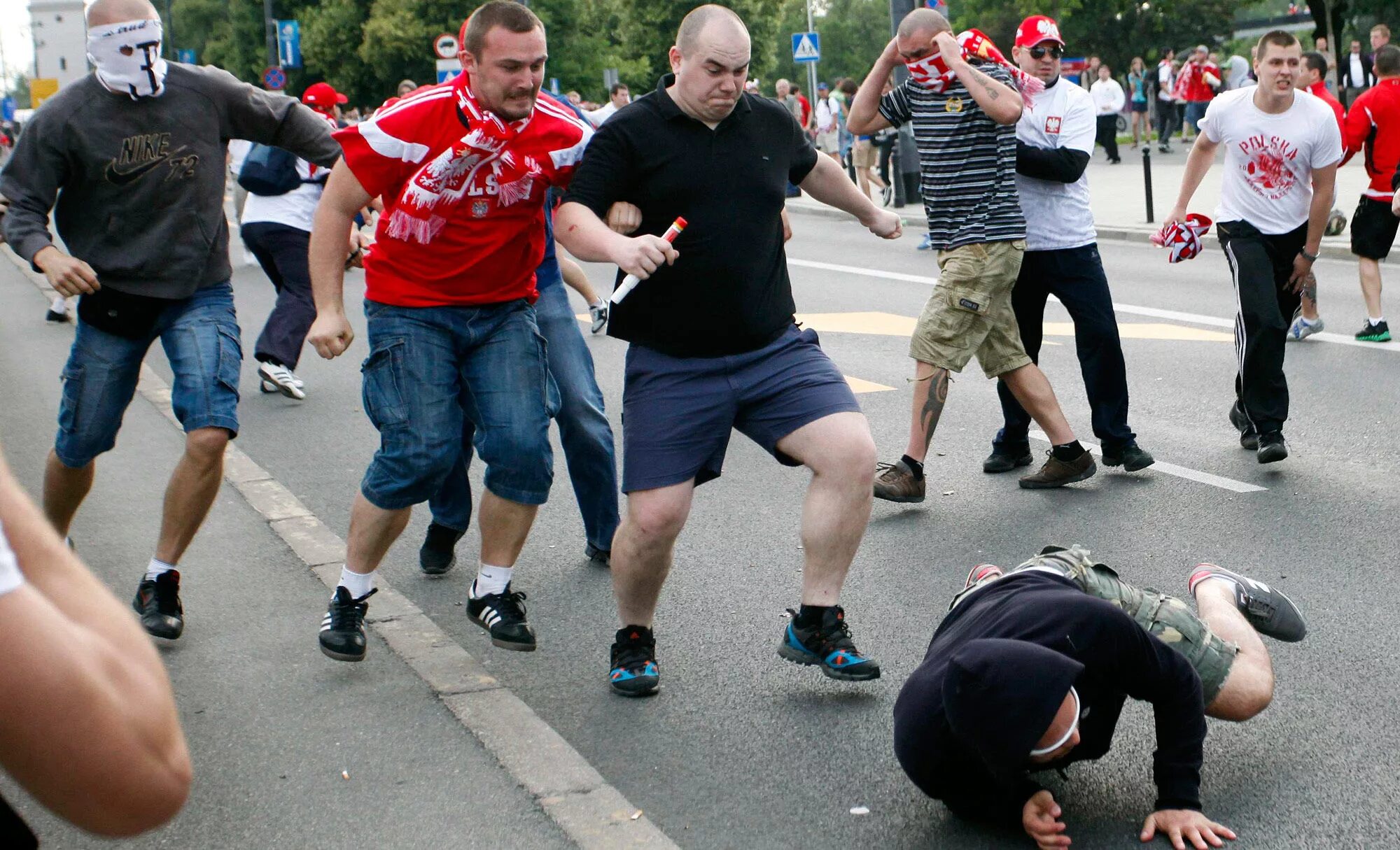 Футбольные хулиганы Польши. Россия Польша 2012 драка. Драка футбольных фанатов. Футбольные хулиганы России. 3 июня 2012