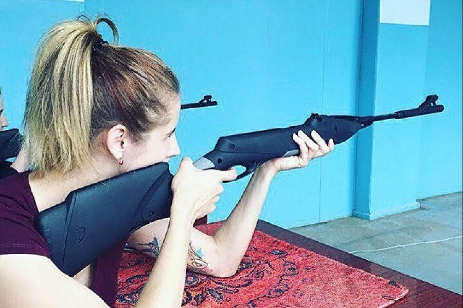 Стреляем из электронного оружия. Стрельба из пневматической винтовки. Пневматическая стрельба из электронного оружия. Пневматическая стрельба из электронного оружия. Электронный тир.