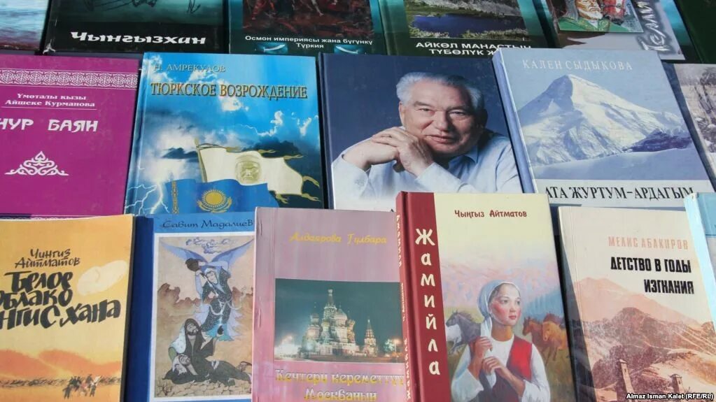книжная выставка ко дню народного единства в библиотеке. день национальной литературы. день народного единства книги. книжная выставка а. чингиз айтматов китеп.