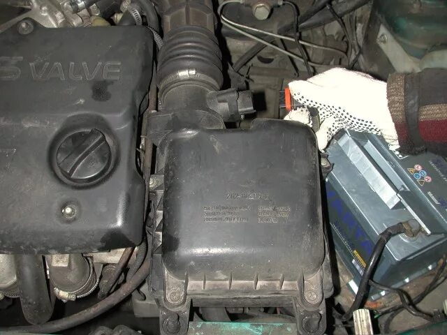 кронштейн крепления воздушного фильтра иж ода 2126. корпус воздушного фильтра ваз 2110 инжектор. шланг воздушного фильтра ваз 2110. крепеж корпуса воздушного фильтра ваз 2110. воздушный фильтр ваз 2114.