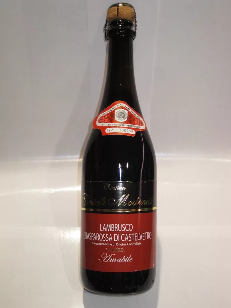 Lambrusco красное вино. Вино Ламбруско красное. Ламбруско вино игристое красное белое. Ламбруско вино игристое красное сладкое. Вино ламбруско сладкое