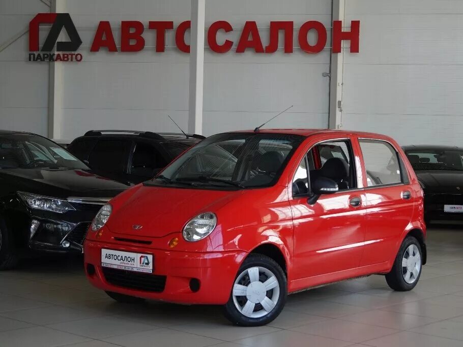 Купить матиз в салоне. Машина Daewoo Matiz. Автосалон Daewoo Matiz. Дэу Матиз новый. Е381ее197 Дэу Матиз красный.