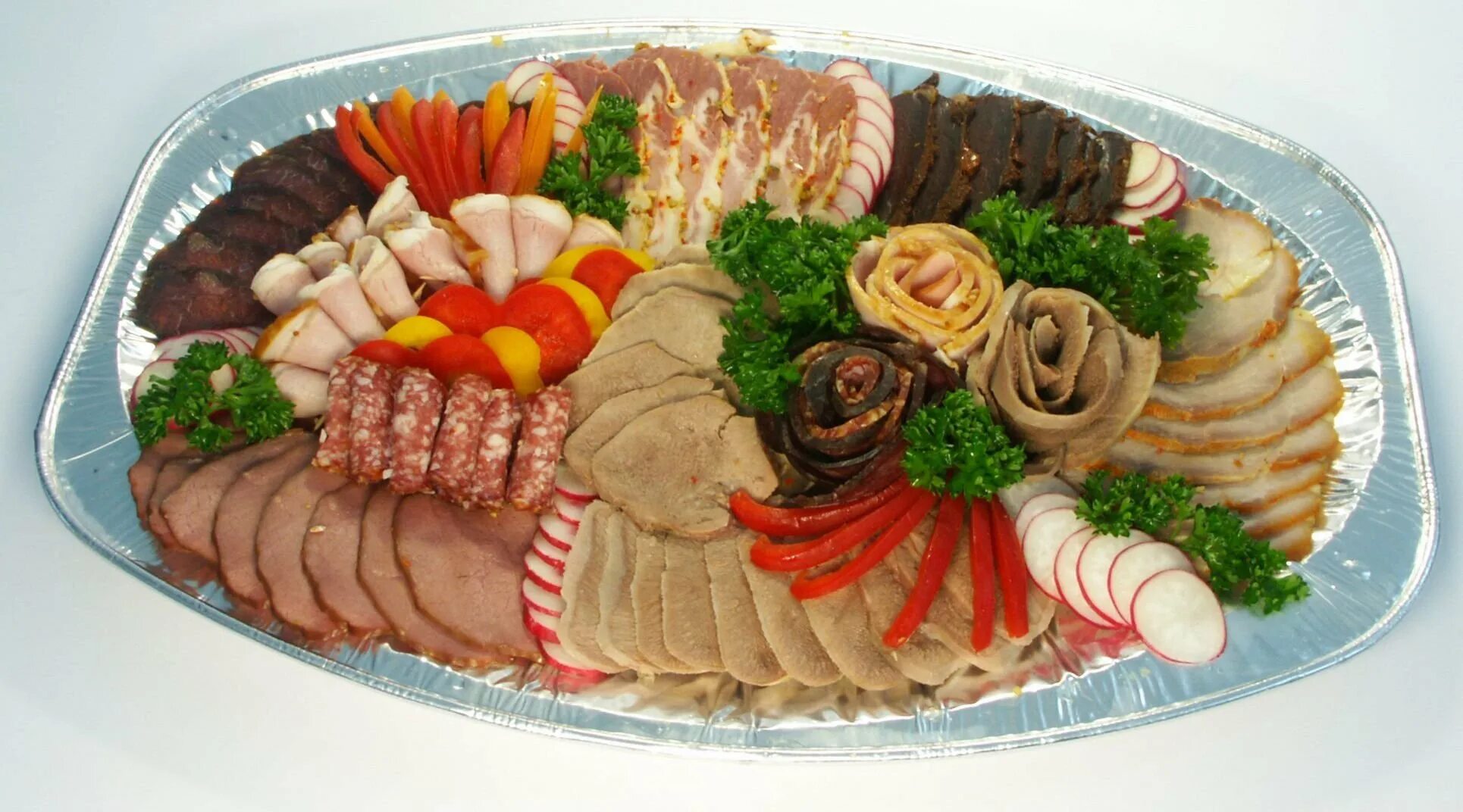 Мясная нарезка на человека. Украшение мясного ассорти. украшение стола блюдами. мясная тарелка. мясная нарезка на праздничный стол.