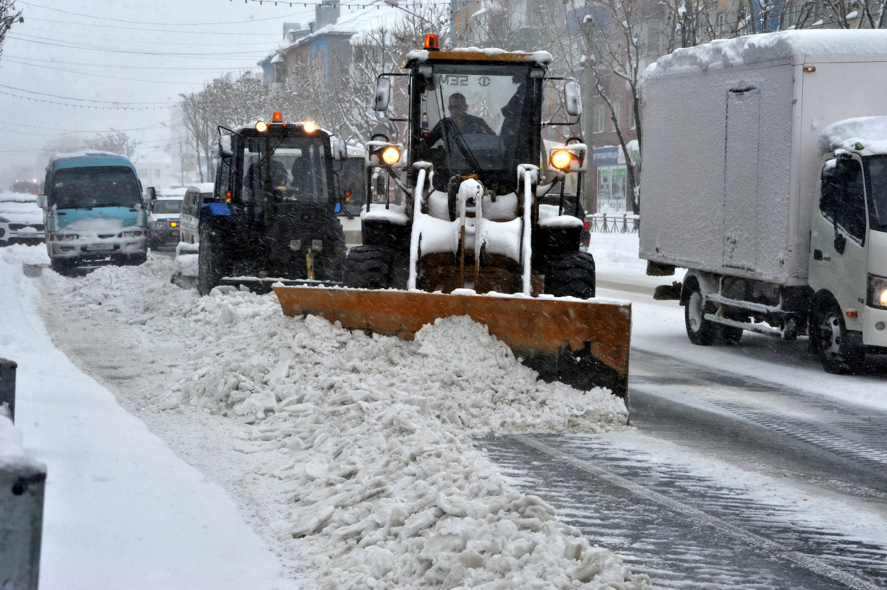 Уборка дорог зимой. Снегоуборочная техника для города. Очистка дорог от снега. Техника для чистки снега на дорогах. Дорога очищения