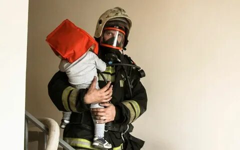 Пожарный выносит