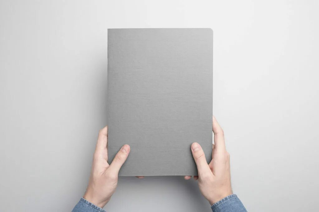 Рука держит мокап. Рука держит тетрадь. блокнот mockup в руках. рука с книгой с пустой обложкой. а4 бумага в руках мокап.