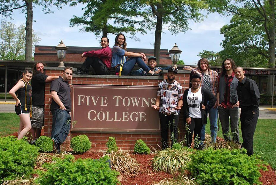 Five town. Five Towns. Five Colleges. Five Colleges, Inc.. Obl 2: stories from Five Towns.