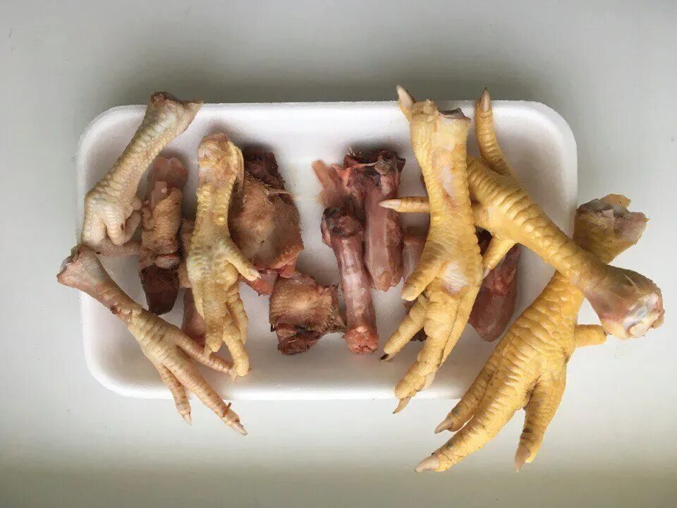 Можно ли давать куриные лапы собакам. Острые куриные лапки. куриные лапы и головы для собак.