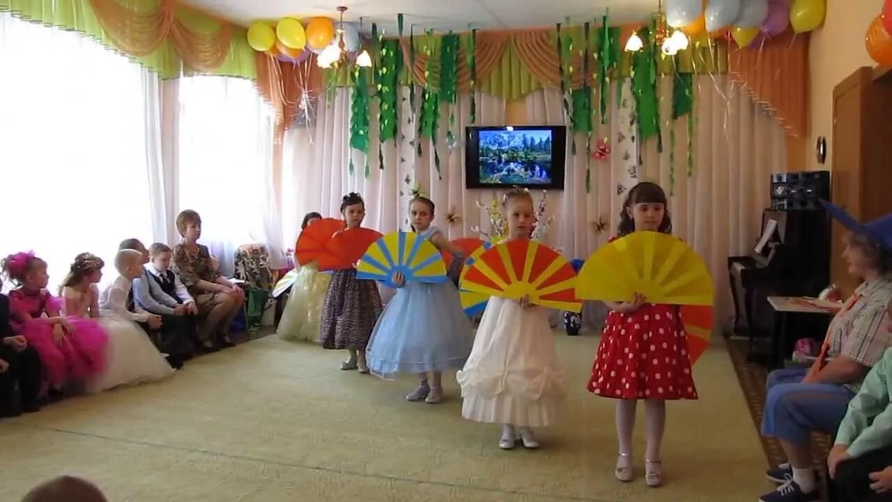 Танец с веерами в саду. Танец с веерами в детском саду. танец с веерами в детском саду видео. танец с веерами в детском саду на выпускной. танец с вейберами вдоу.