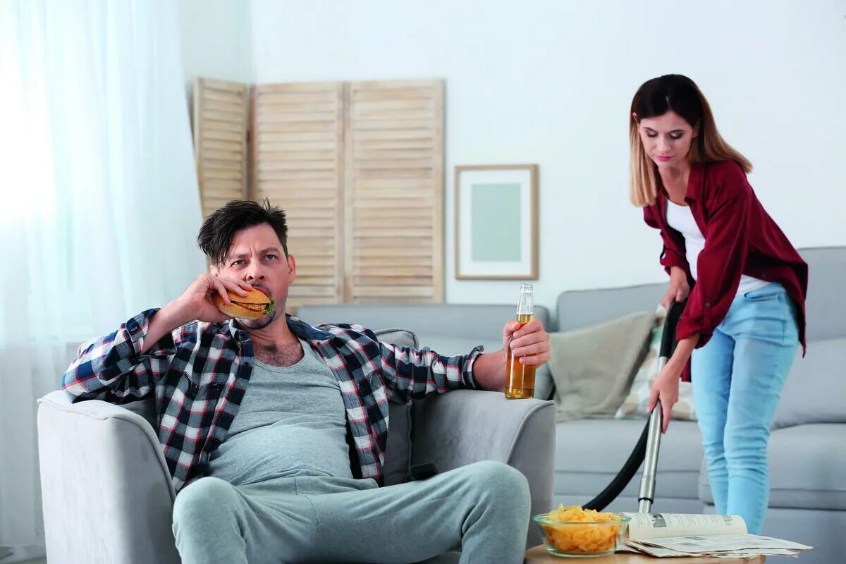 когда пришла с работы уставшая приколы. бардак на кухне. жена уставшая с работы. жена уставшая с работы. девушка устала.