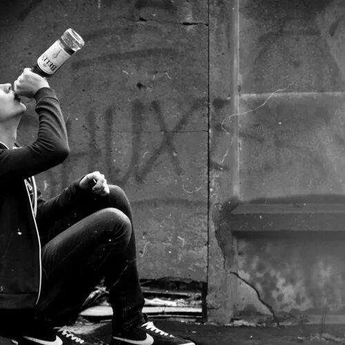 Бухаю сигареты. Человек с бутылкой и сигаретой. Фотосессия с бутылкой. Пацан с сигаретой и бутылкой.