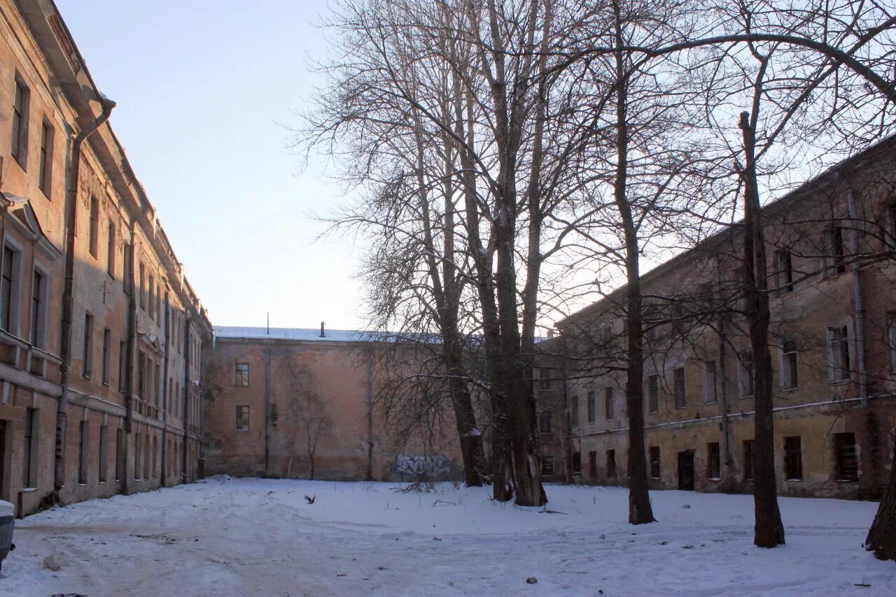 10 кронштадт. Петровские казармы в кронштадте. казарма первого учебного морского экипажа кронштадт. казармы 19 века кронштадт. дом офицеров кронштадт.