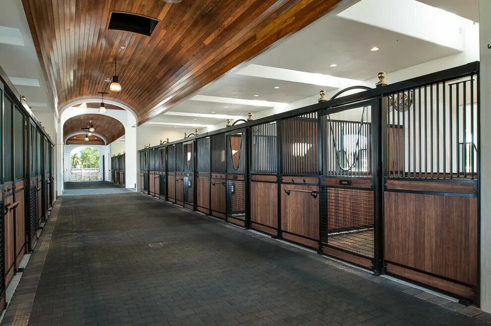Конюшни westphalian stables архитектура. Евро конюшни. Ферма конюшня. Усадьба середниково конюшня. Кирпичная конюшня.