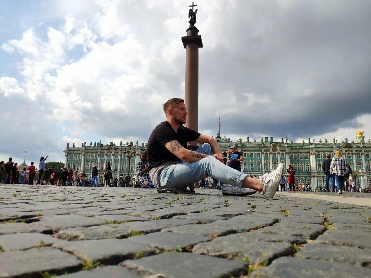Фотосессия на Дворцовой площади. Люди на Дворцовой площади. Фотосессия в Питере. Сидят на Дворцовой площади.