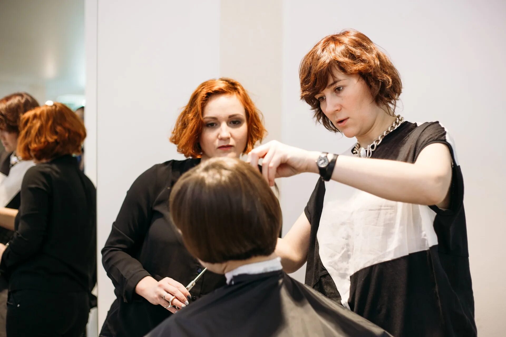 Преподаватель парикмахеру. Мастер класс парикмахер. Преподаватель парикмахеру. Семинар парикмахеров. Семинар для стилистов.