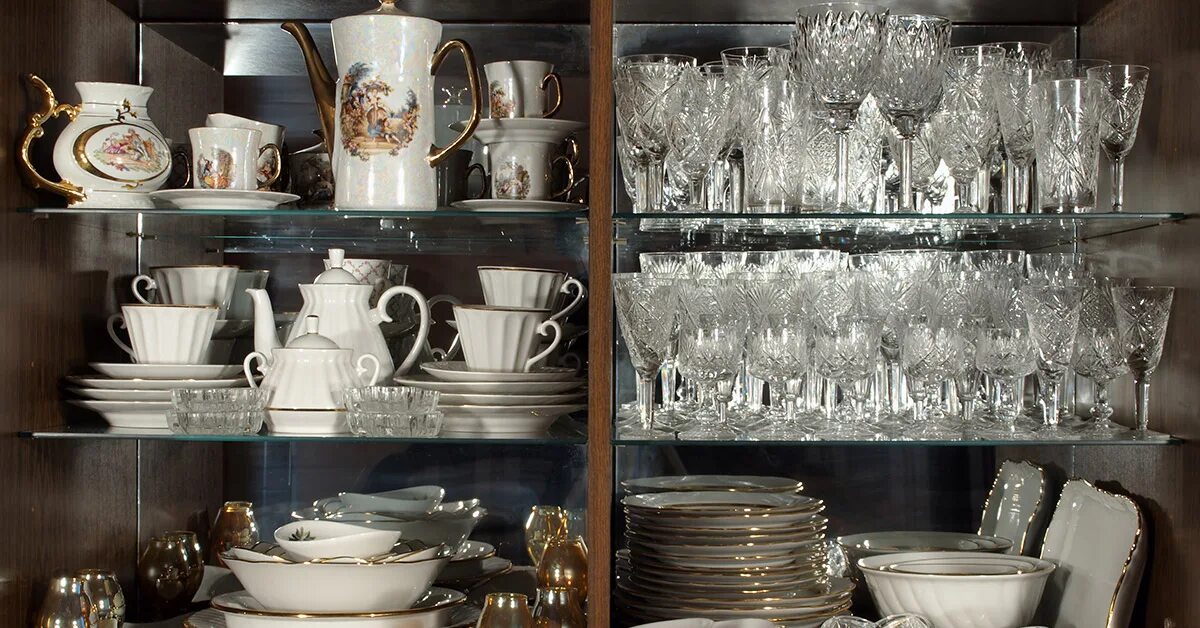 советский хрусталь. сервант с хрусталем ссср. советский сервант с хрусталем. сервант для хрустальной посуды. фарфоровая посуда в серванте.