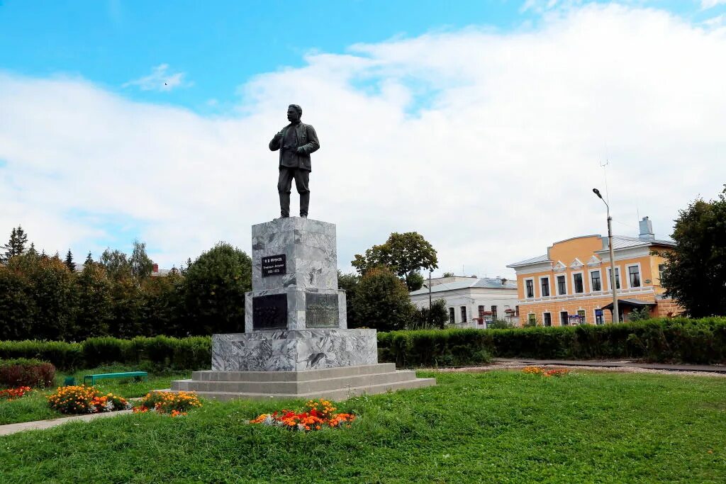 Иваново площадь области. Памятник Фрунзе в Шуе. Памятник Фрунзе в Иваново. Площадь Фрунзе Шуя.