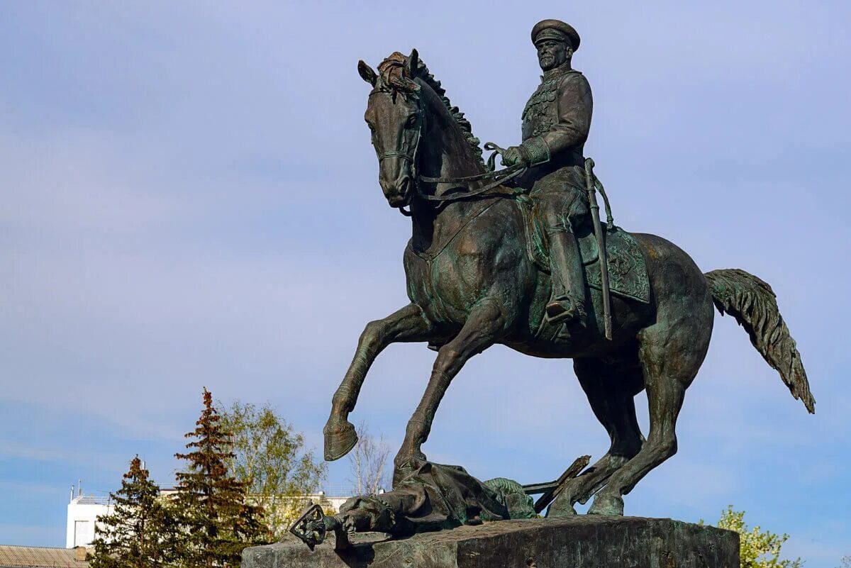 Какие памятники есть в калуге. Памятник Жукову в Калуге на площади Победы. Маршал Жуков памятник Калуга. Памятник маршалу Жукову в Калуге. Г. Калуга памятник г. к. Жукову на площади Победы,.