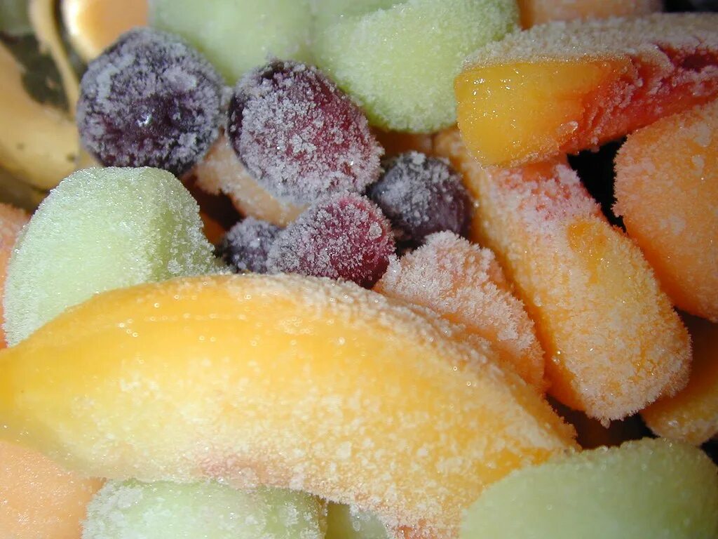 Freezing fruits. Замороженные ягоды. Фрукты заморозка. Замороженные яблоки. Заморозки на зиму из фруктов и ягод.