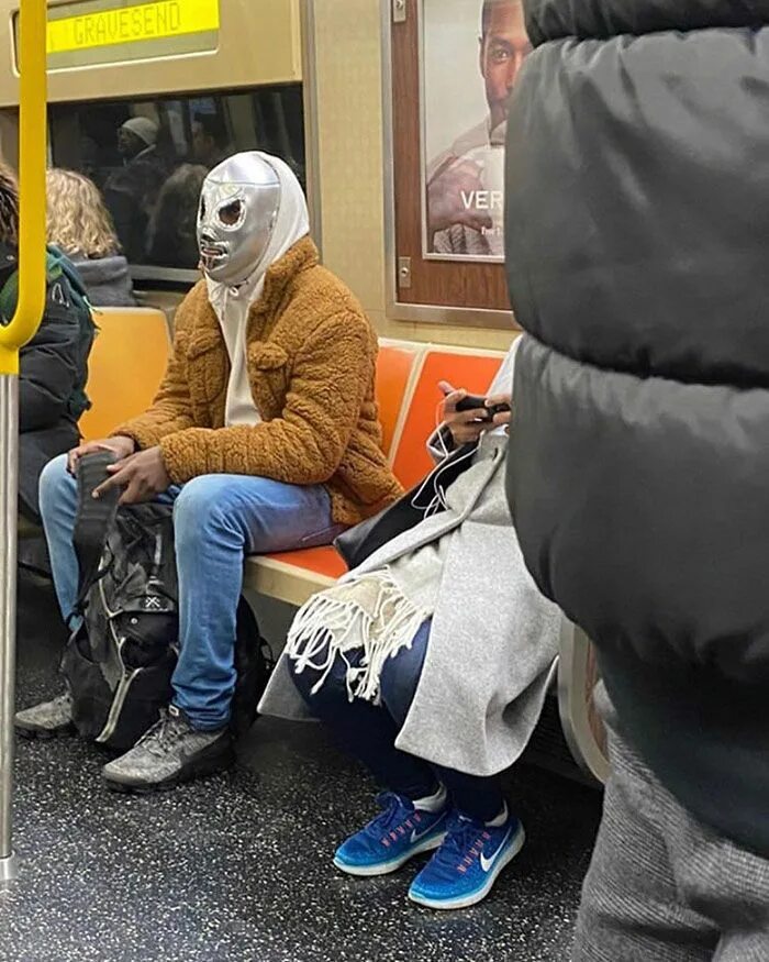 Почему все маска ходит. Смешные люди в метро. люди в масках в метро. смешные пассажиры в метро. метро юмор.
