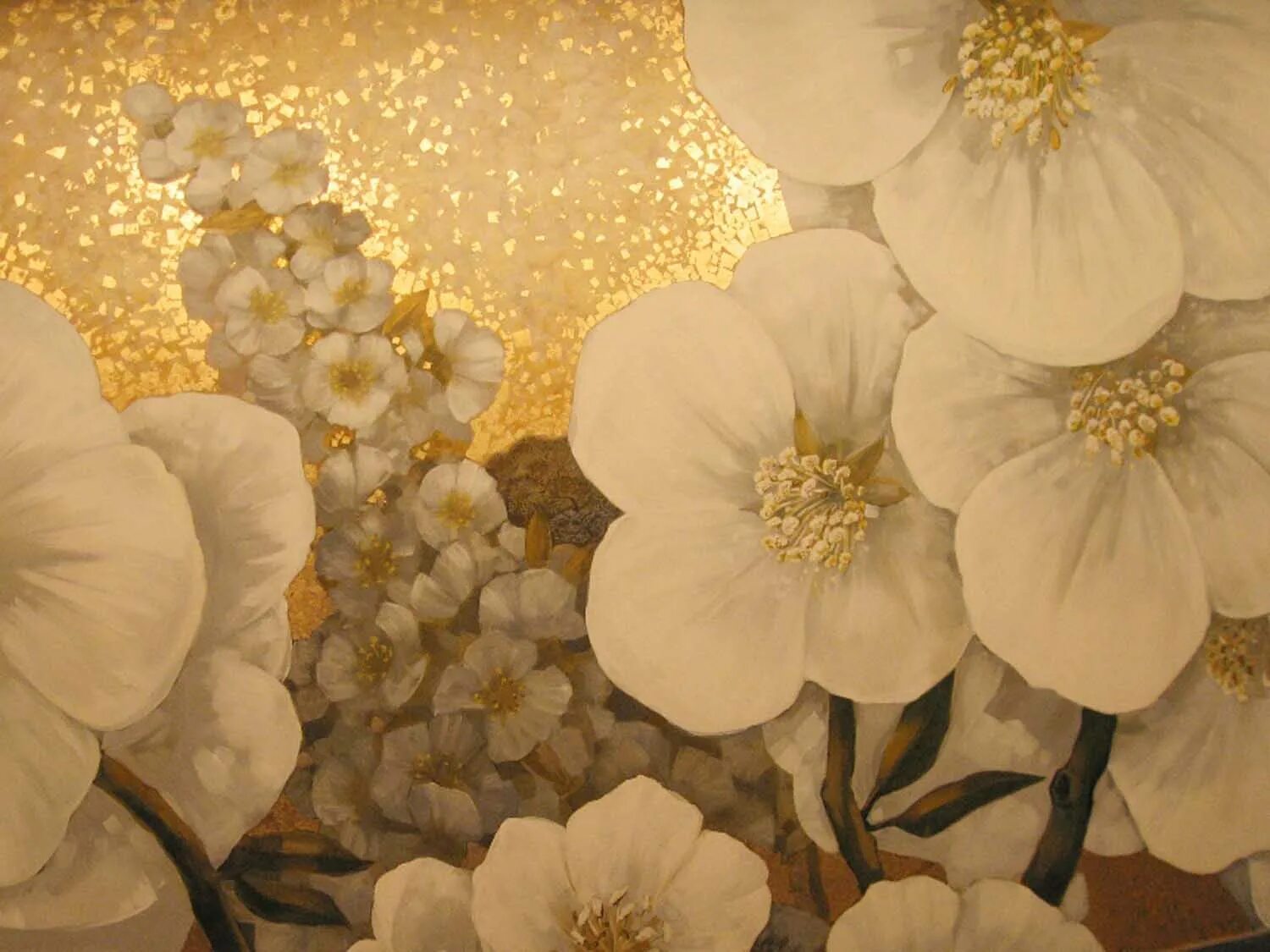 Цветы и золото живопись. Белые цветы акрилом. Интерьерная живопись поталь. Цветы в золотых тонах. Цветы акрилом с поталью.