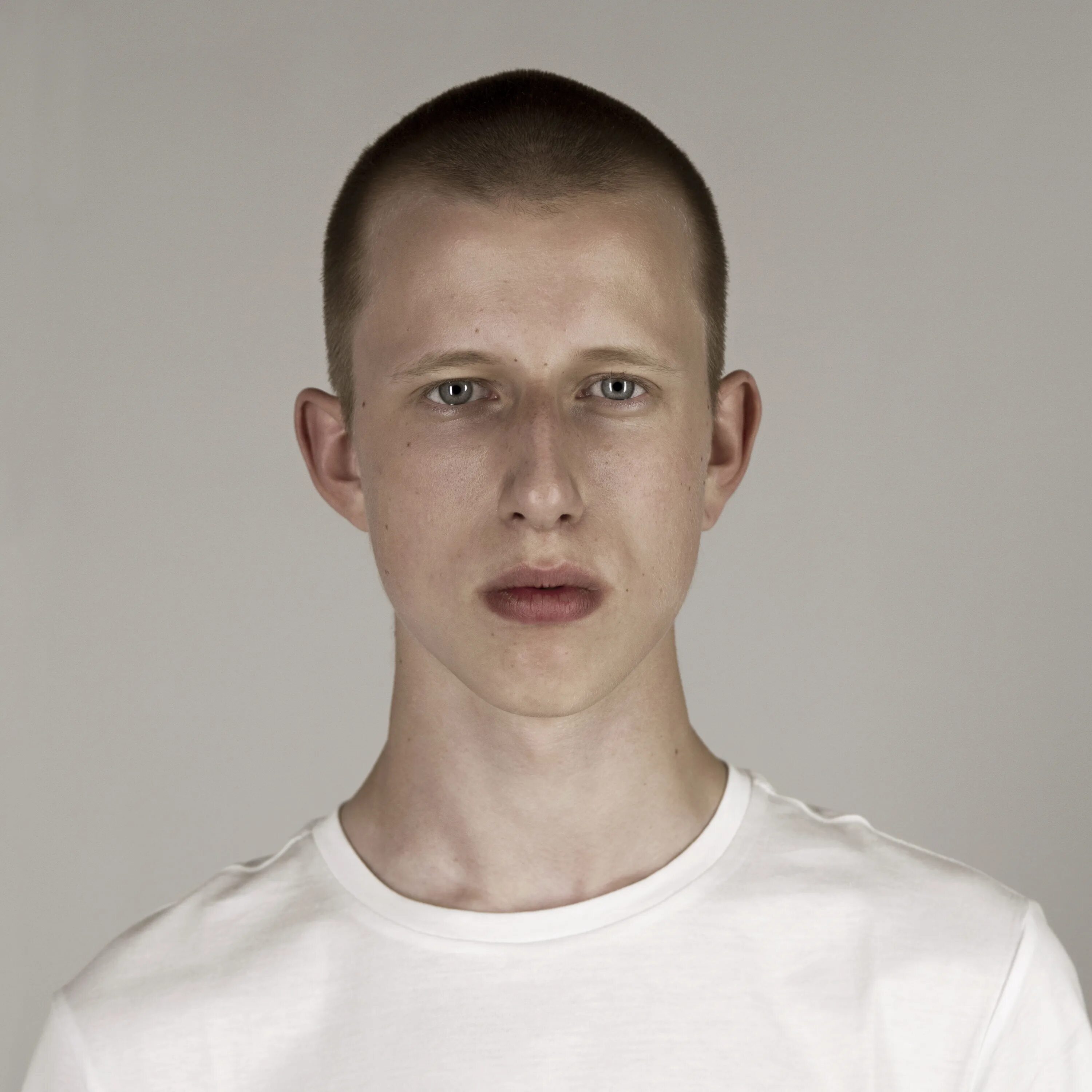 Бледное мужское лицо. Лицо худого человека. Человек в профиль. Парень с длинной шеей. Model justus eisfeld.