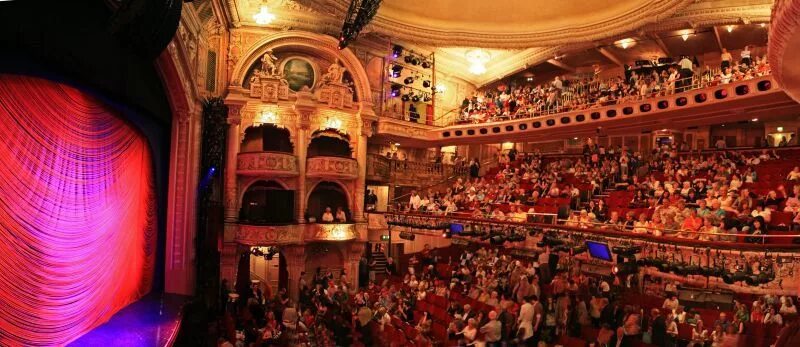 Theatre a lot. Театр Шафтсбери Лондон. Shaftesbury Theatre Вест-энд. Театр её Величества в Лондоне. Театр Вест энд Лондон.