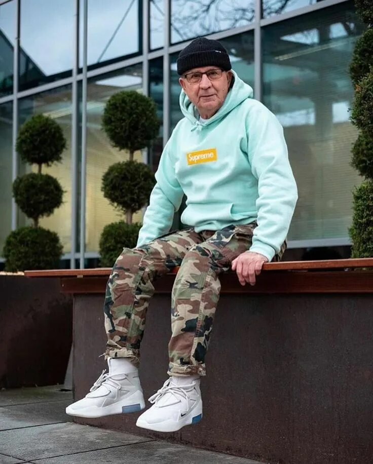 Hyper wear. Дед с коллекцией кроссовок. кроссовки деда. hype wear.