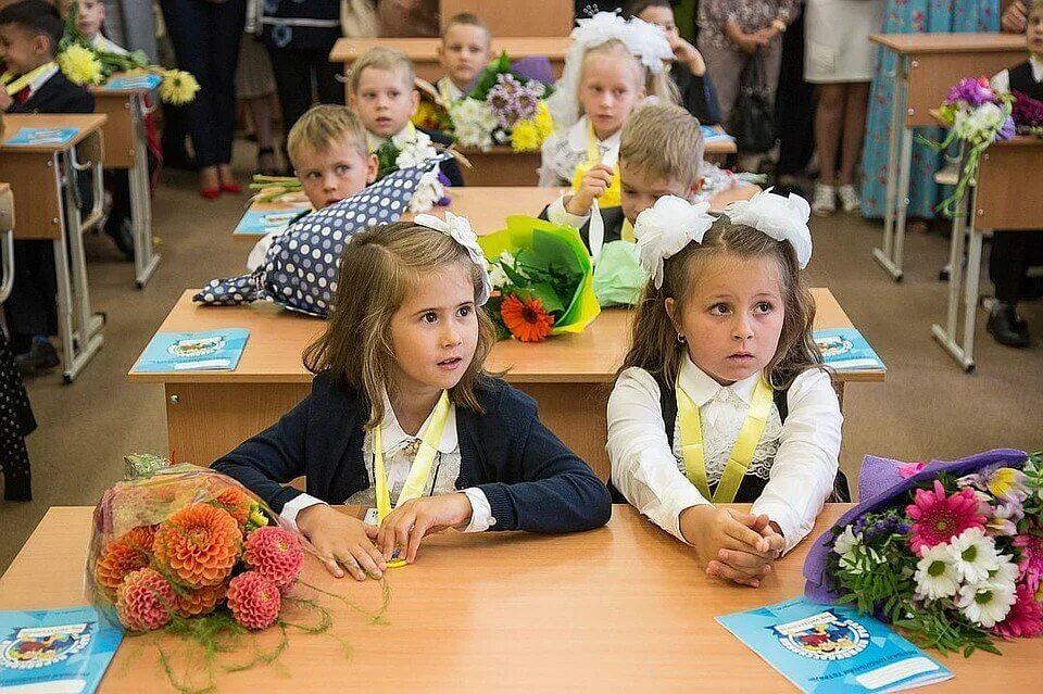 Мине первый урок. Школа первоклассника. Первоклашки за партой. Первоклассники в классе. Первоклассники на уроке.