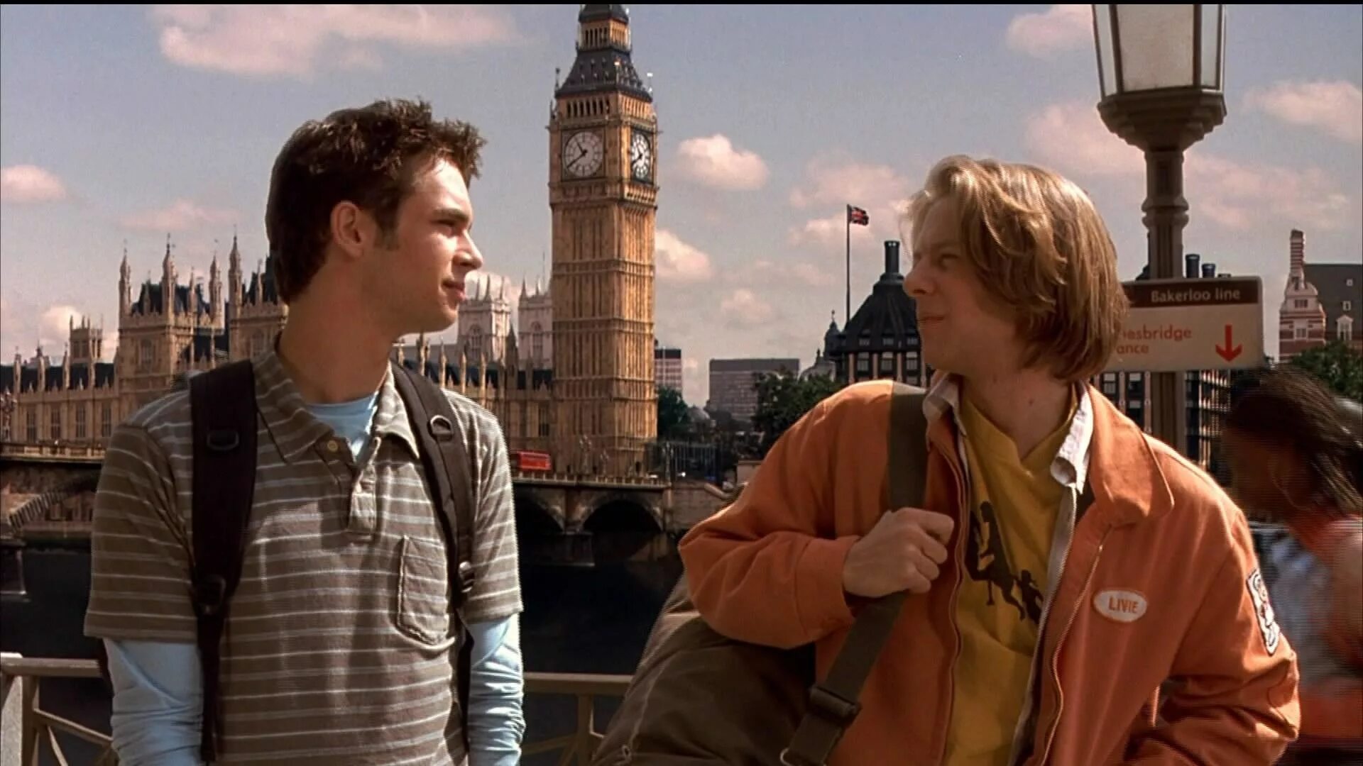 Путешествия достопримечательности. Отправляются в другую страну. Мужчина в аэропорту. Человек с чемоданом. Путешествие на самолете.