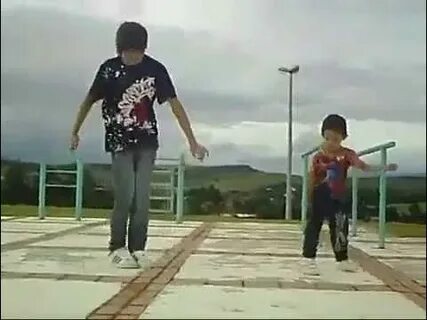 Маленький танцует на улице