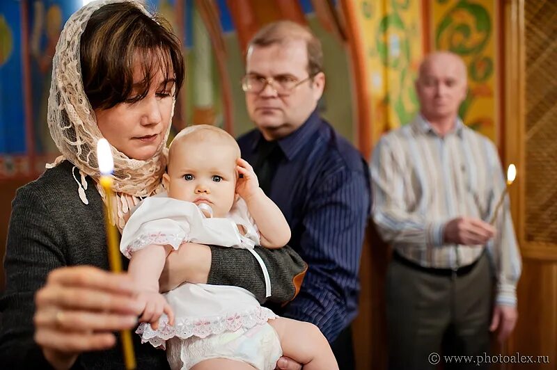 Ли девушка крестить первую девочку. Крестины казачка. нельзя первой крестить девочку. а можно крестит первыми девочек. крещение девочек опс.