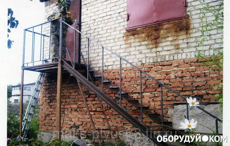 Сварить лестницу из металла. Лестница сварная. лестница металлическая сварная. лестница сварная из металла. сварная уличная лестница на второй этаж.