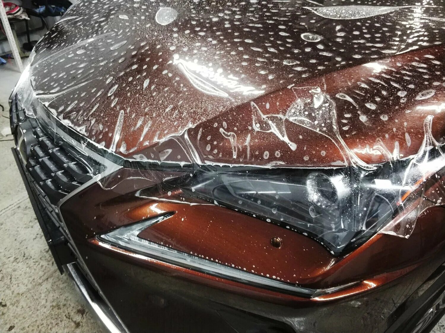 Защита капота пленкой. Полиуретановая пленка для авто. Защита капота автомобиля. Бронирование авто полиуретановой пленкой. Антигравийная полиуретановая пленка.