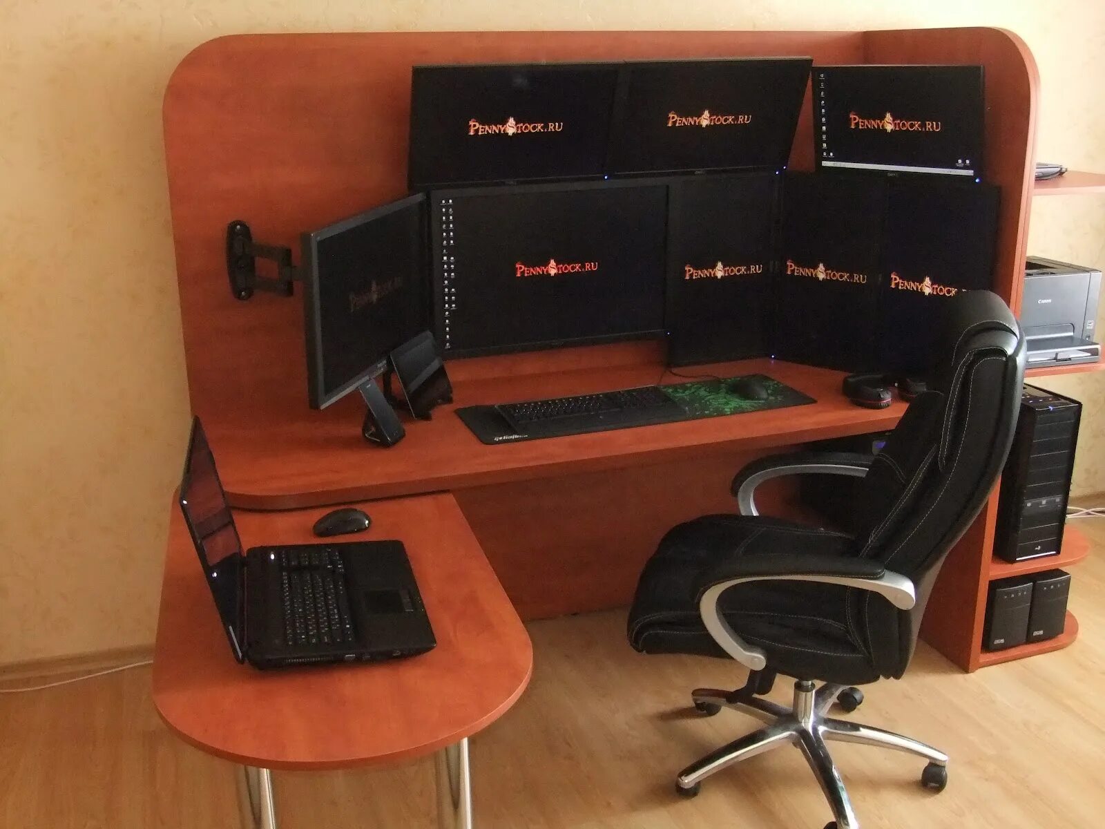 Много мониторов. Компьютерный стол для трейдинга. Стол трейдера. Рабочее место трейдера. Стол трейдера.