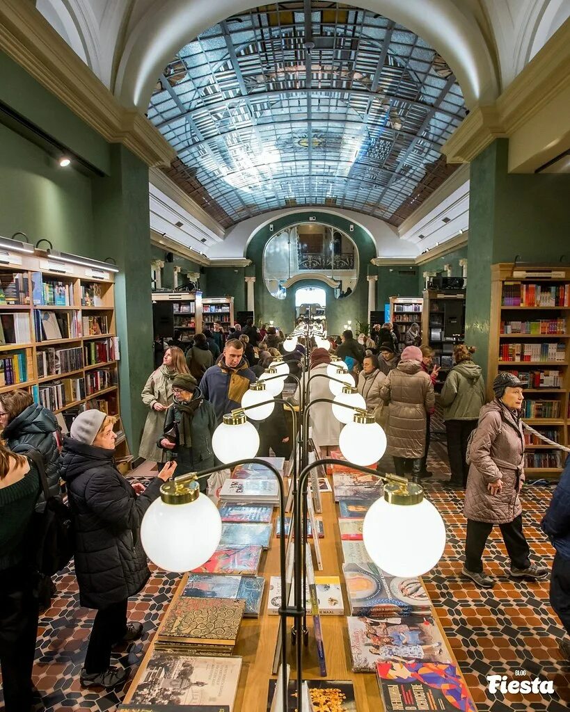 Большой книжный магазин в санкт петербурге. Дом Зингера в Санкт-Петербурге книжный магазин. Книжный магазин на Невском проспекте в Санкт-Петербурге. Книжный магазин в Питере на Невском. Книжный на Невском Зингер.