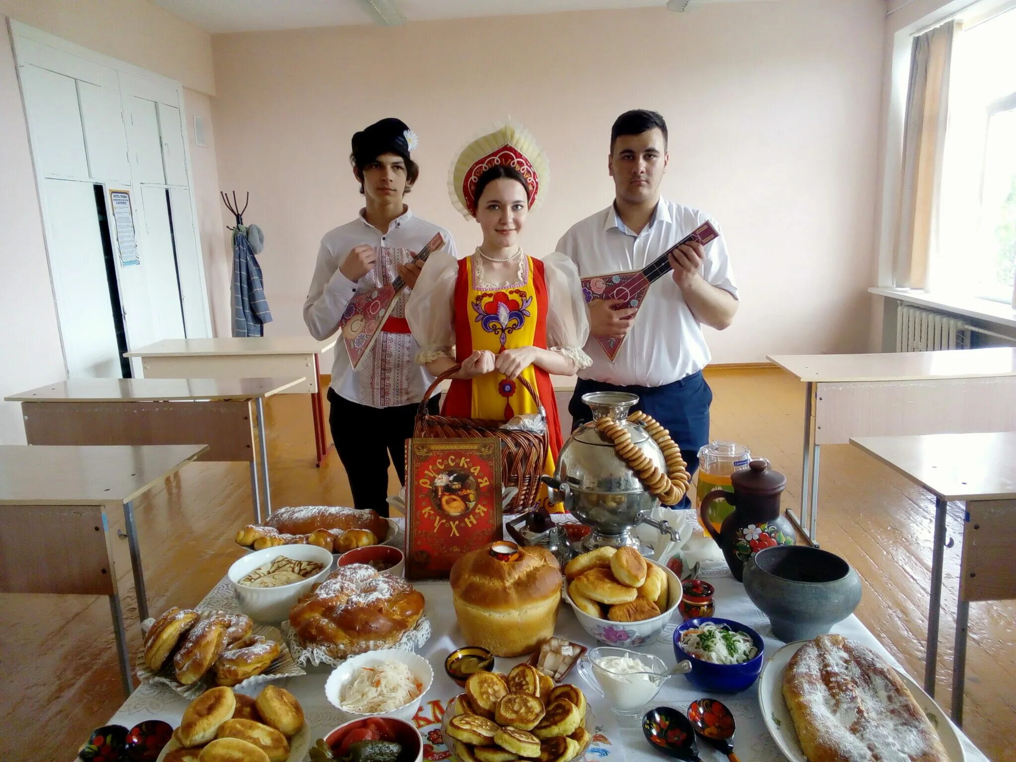 Мкоу питание. Национальная кухня. Фото семьи с национальной кухней.