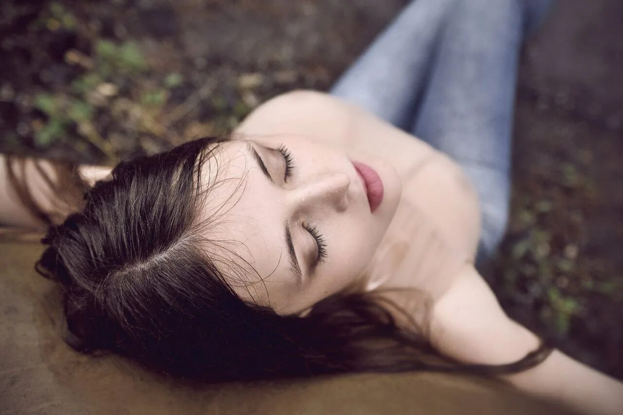 Даниэль арфин. Не прикрытая голова. Плачущая женщина. Девушки прикрытая голова платком в стиле убийцы. Рука лицо.